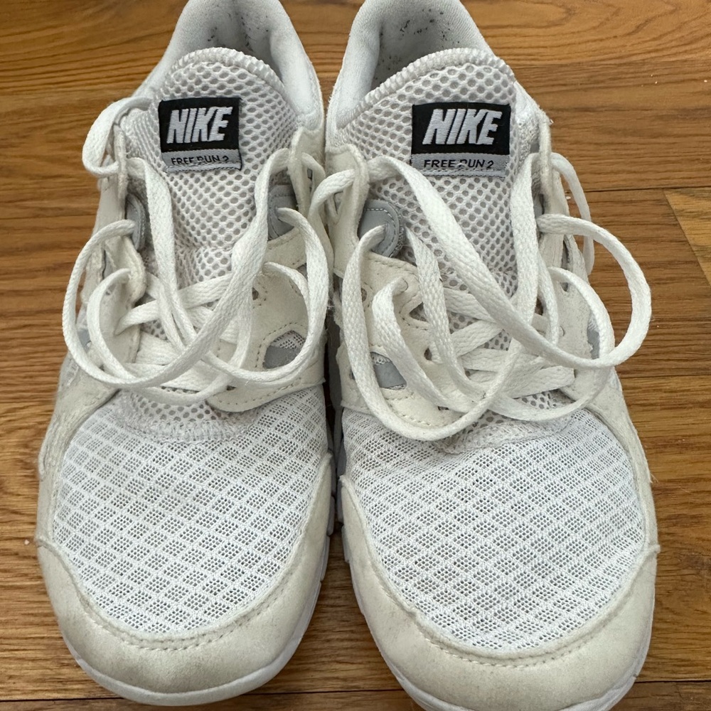 NIKE WHITE FREE RN 2.0 SHOES, SIZE 7